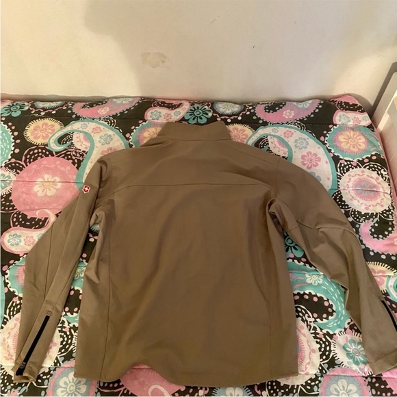 Brand new. Ultra light wind/rain breaker. Victorinox Swiss Army size Large. - Picture 3 of 3